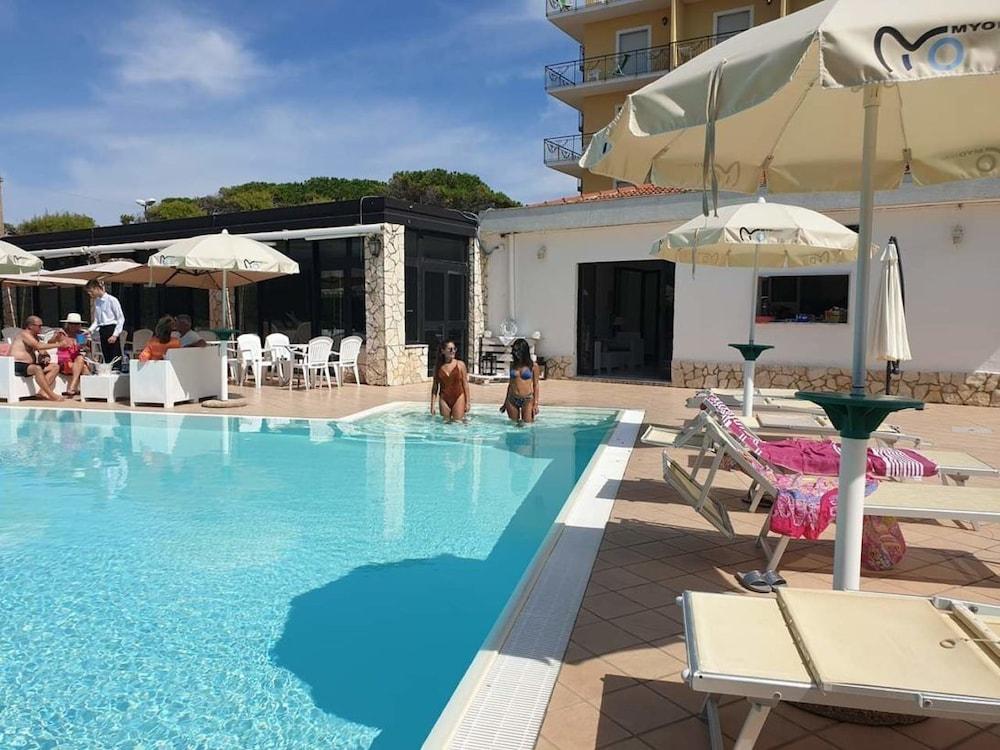 Hotel Club Sabbiadoro Battipaglia Exteriör bild